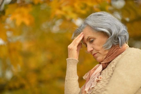 אישה מבוגרת חושבת