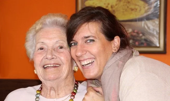 אישה צעירה ומבוגרת מחייכות
