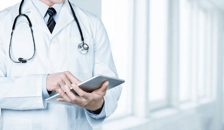 רופא רושם למטופל מה לאכול לפני ניתוח