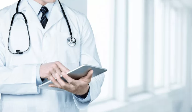 רופא רושם למטופל מה לאכול לפני ניתוח